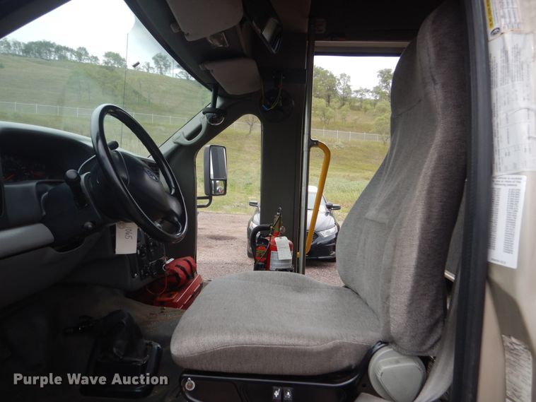 image for item HI9979 2010 Ford F650 Super Duty  shuttle bus