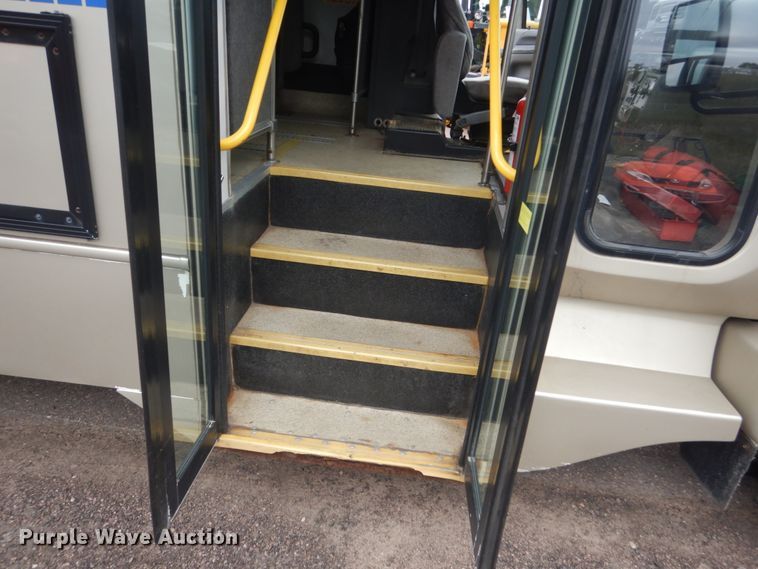 image for item HI9979 2010 Ford F650 Super Duty  shuttle bus