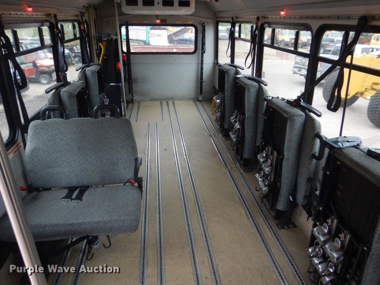 image for item HI9979 2010 Ford F650 Super Duty  shuttle bus