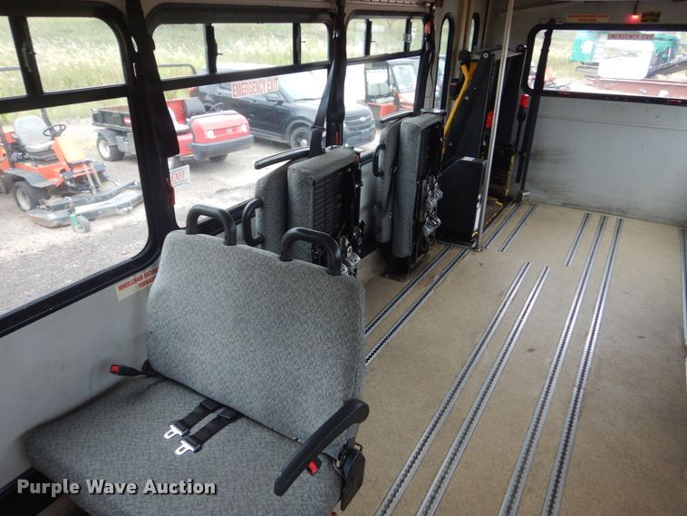 image for item HI9979 2010 Ford F650 Super Duty  shuttle bus