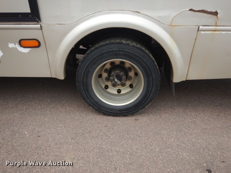 image for item HI9979 2010 Ford F650 Super Duty  shuttle bus