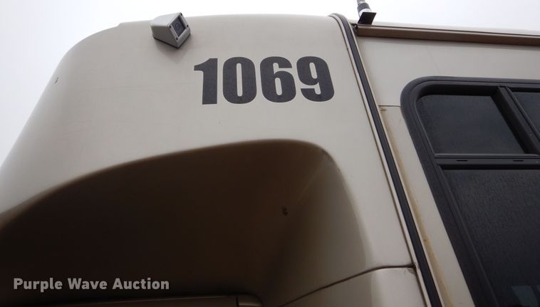 image for item HI9980 2010 Ford F650  shuttle bus