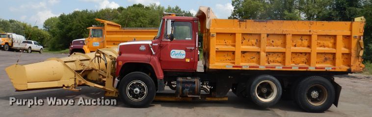image for item IN9878 1986 Ford LN8000  dump truck