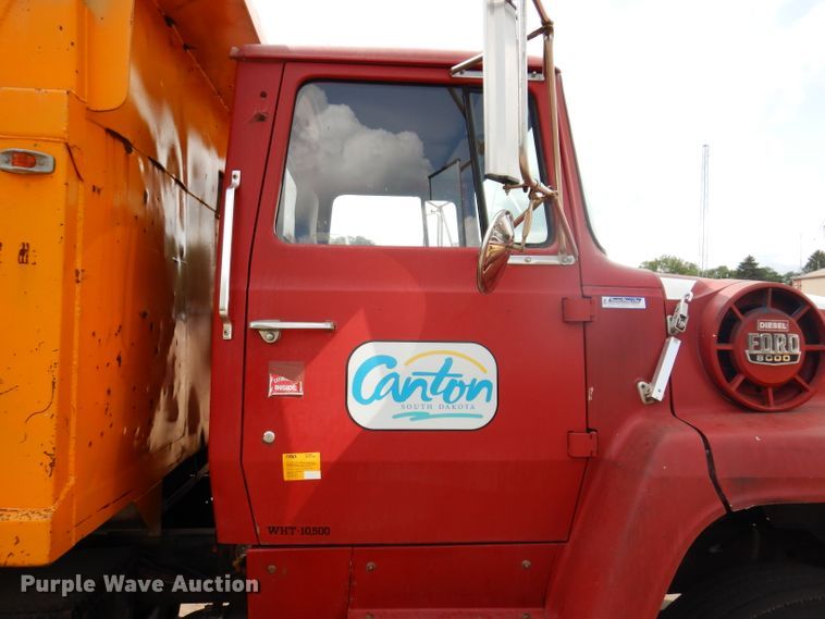 image for item IN9878 1986 Ford LN8000  dump truck