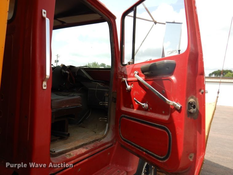 image for item IN9878 1986 Ford LN8000  dump truck