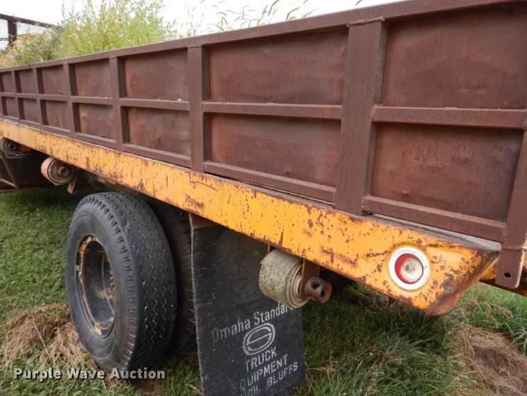 image for item IN9888 1985 Ford F700  dump flatbed truck