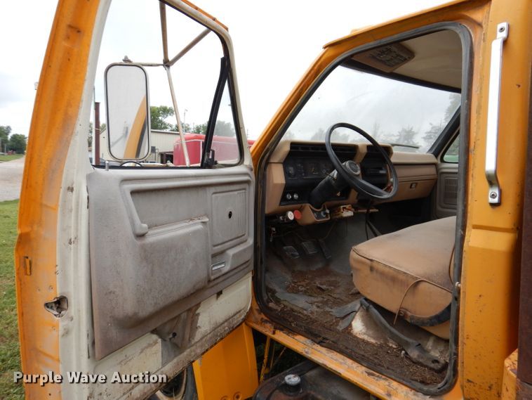 image for item IN9888 1985 Ford F700  dump flatbed truck