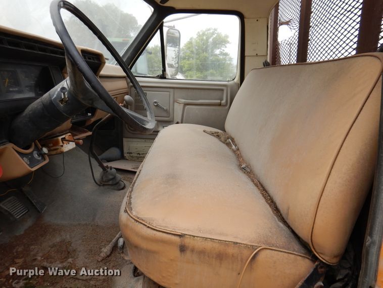 image for item IN9888 1985 Ford F700  dump flatbed truck