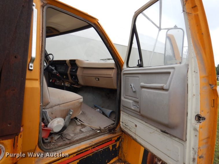 image for item IN9888 1985 Ford F700  dump flatbed truck