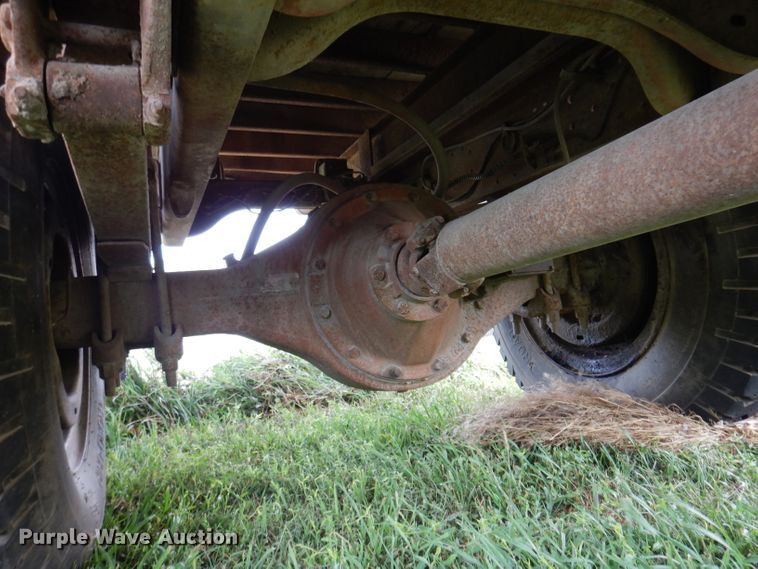 image for item IN9888 1985 Ford F700  dump flatbed truck