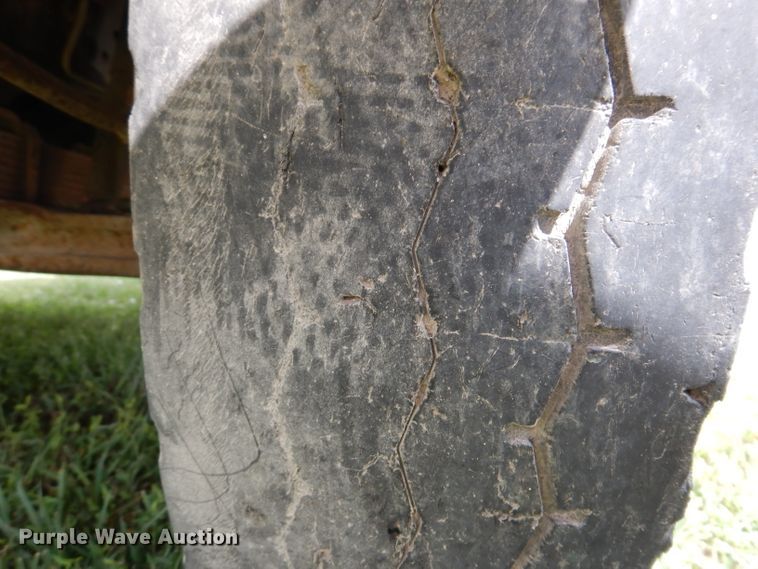 image for item IN9888 1985 Ford F700  dump flatbed truck