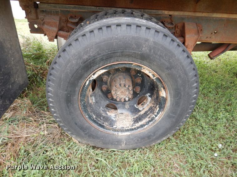 image for item IN9888 1985 Ford F700  dump flatbed truck