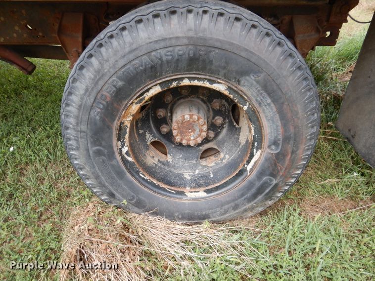 image for item IN9888 1985 Ford F700  dump flatbed truck