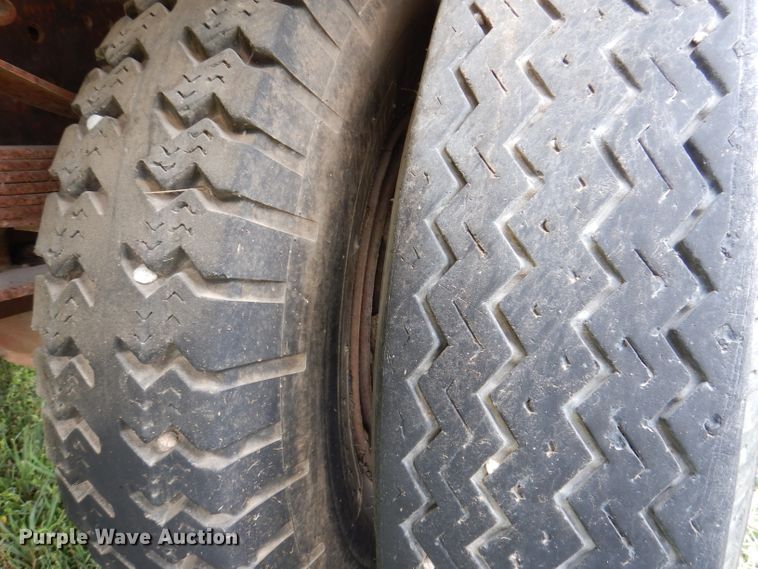 image for item IN9888 1985 Ford F700  dump flatbed truck