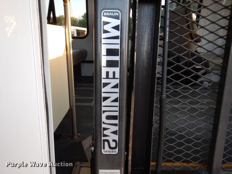 image for item IN9906 2010 Ford E450  shuttle bus