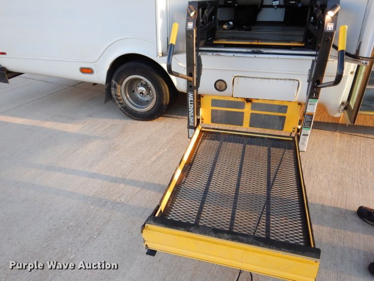 image for item IN9906 2010 Ford E450  shuttle bus