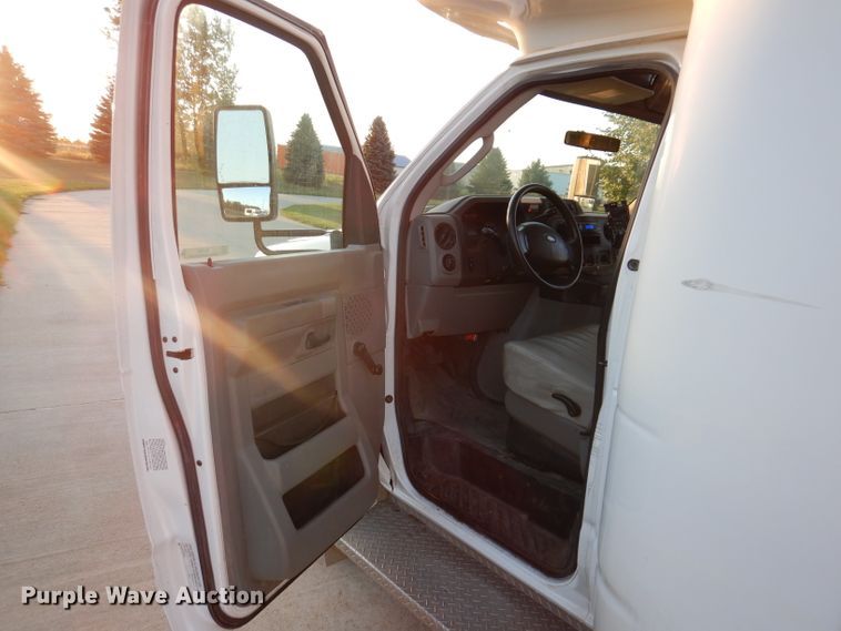 image for item IN9906 2010 Ford E450  shuttle bus