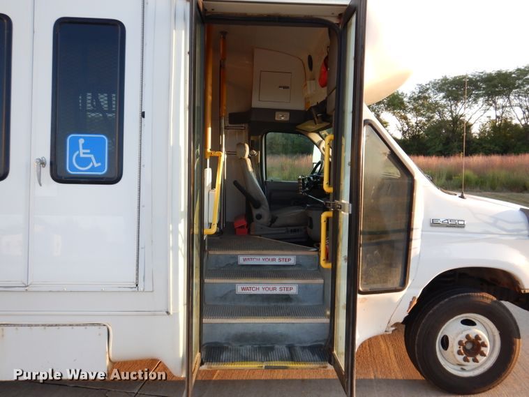 image for item IN9906 2010 Ford E450  shuttle bus