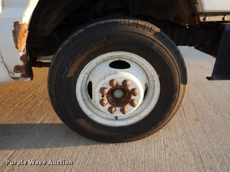 image for item IN9906 2010 Ford E450  shuttle bus