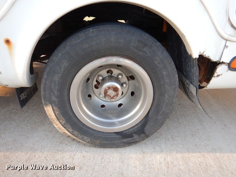 image for item IN9906 2010 Ford E450  shuttle bus