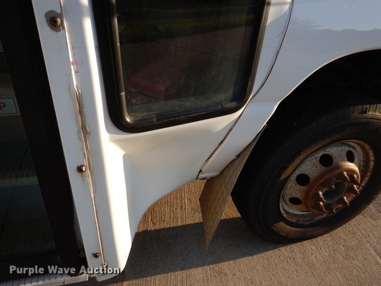 image for item IN9907 2010 Ford E450  shuttle bus