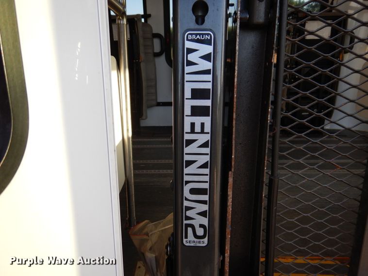 image for item IN9907 2010 Ford E450  shuttle bus