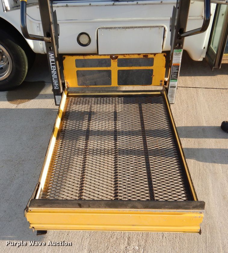 image for item IN9907 2010 Ford E450  shuttle bus