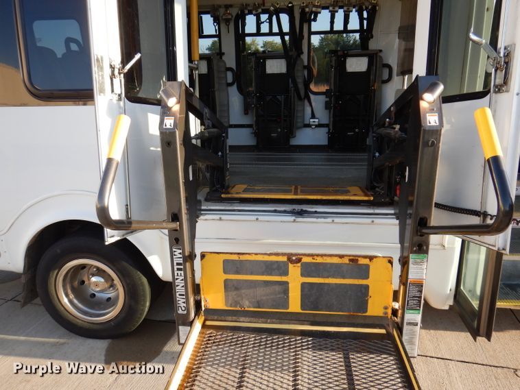 image for item IN9907 2010 Ford E450  shuttle bus