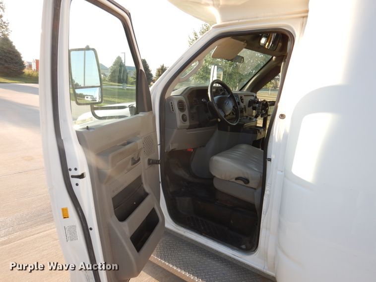 image for item IN9907 2010 Ford E450  shuttle bus