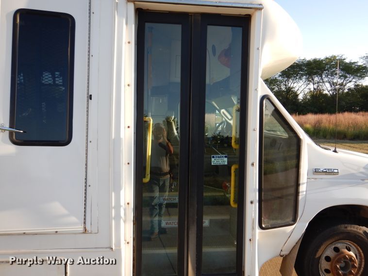 image for item IN9907 2010 Ford E450  shuttle bus