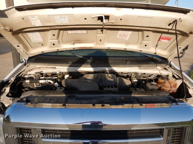 image for item IN9907 2010 Ford E450  shuttle bus