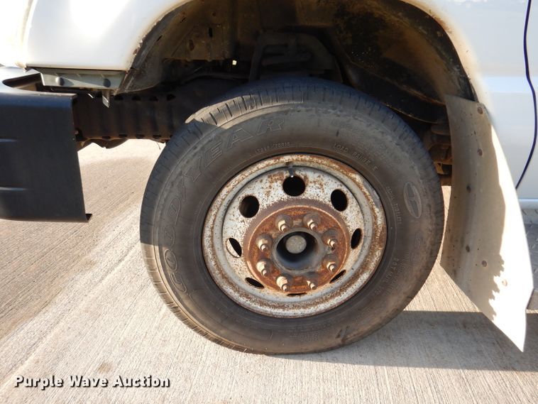 image for item IN9907 2010 Ford E450  shuttle bus