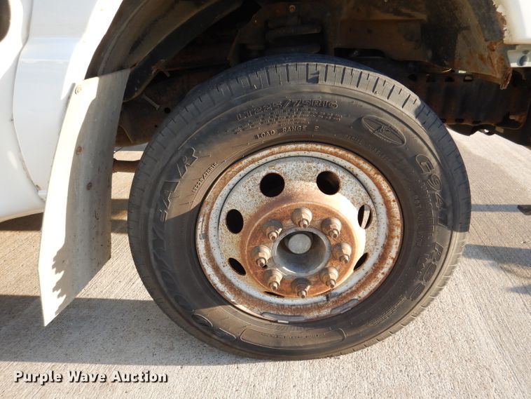 image for item IN9907 2010 Ford E450  shuttle bus