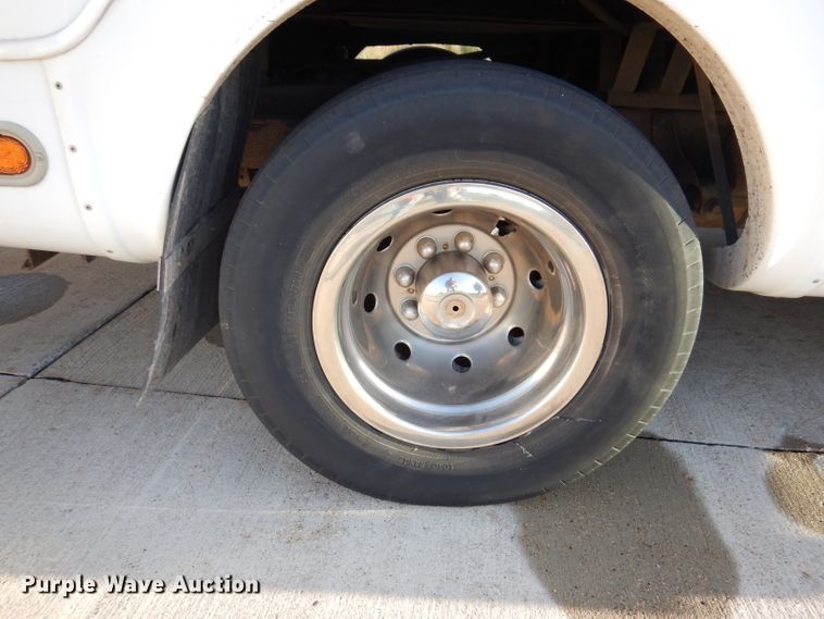 image for item IN9907 2010 Ford E450  shuttle bus