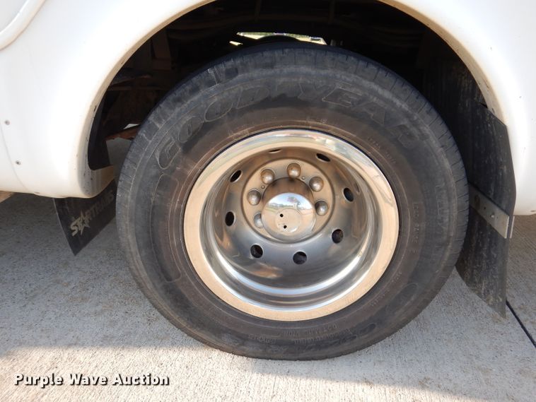 image for item IN9907 2010 Ford E450  shuttle bus