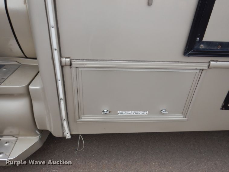 image for item IN9927 2010 Ford F650  shuttle bus