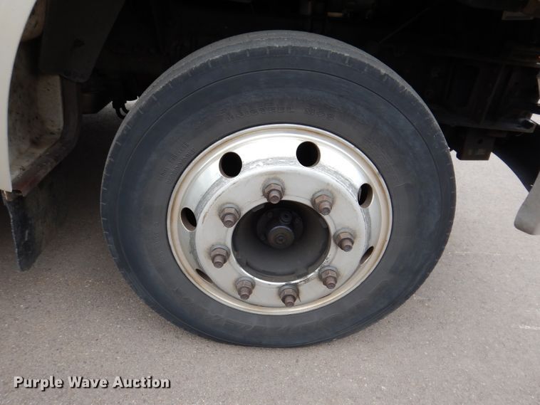 image for item IN9927 2010 Ford F650  shuttle bus