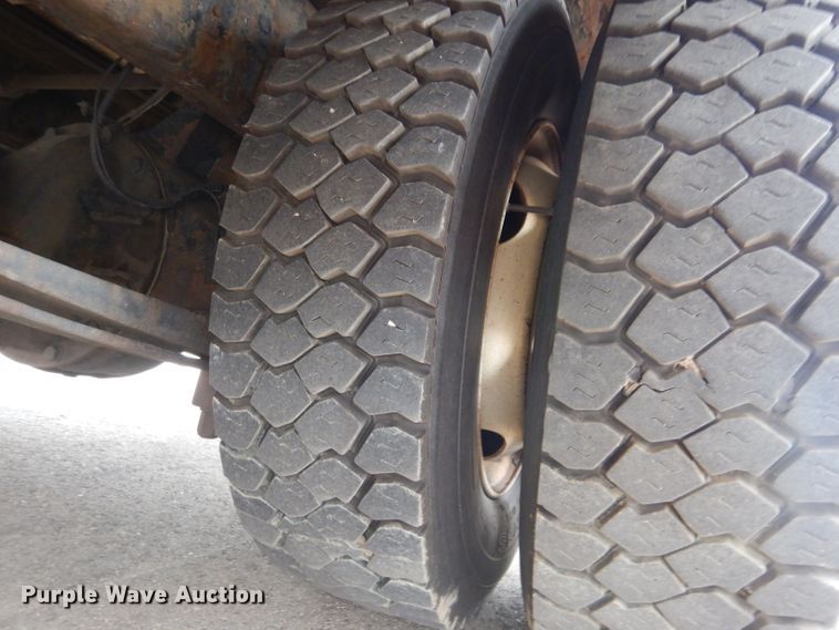 image for item IN9927 2010 Ford F650  shuttle bus