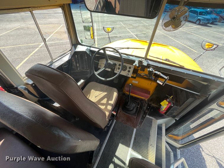 image for item JQ9724 1997 Ford B800  school bus