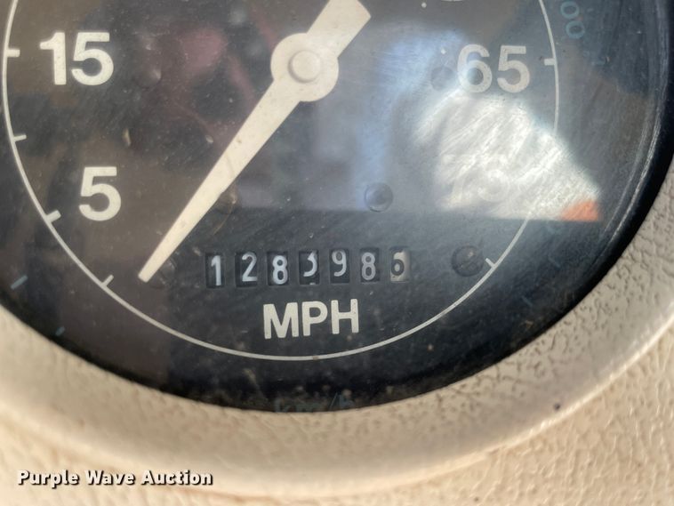 image for item JQ9724 1997 Ford B800  school bus