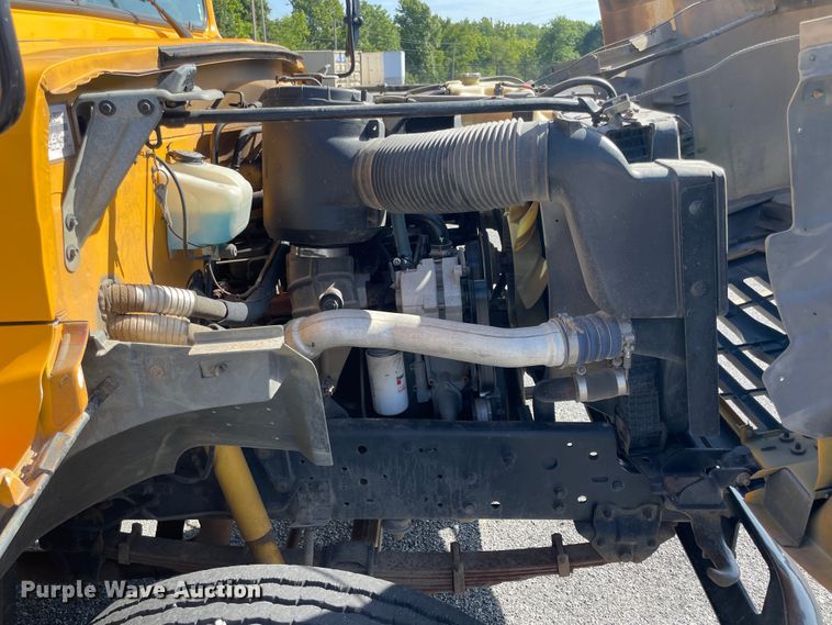 image for item JQ9724 1997 Ford B800  school bus