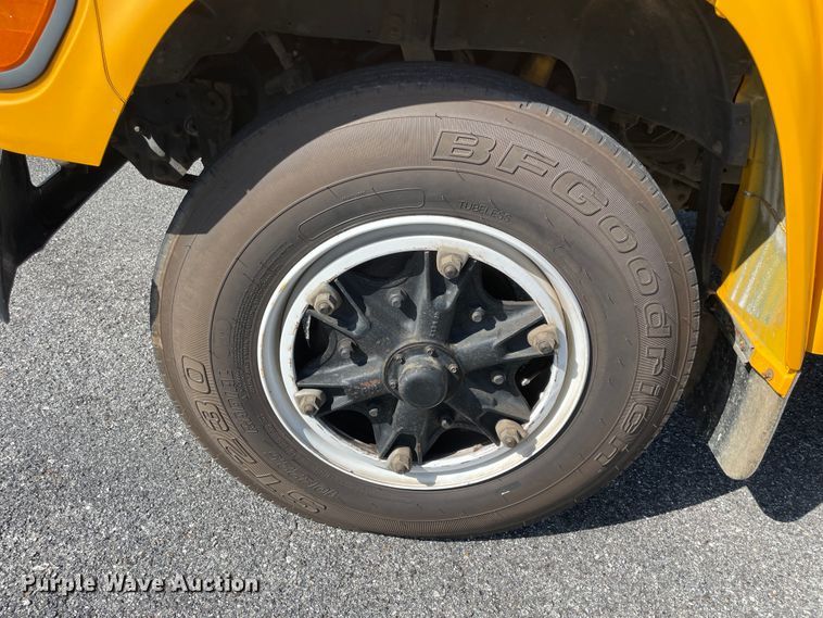 image for item JQ9724 1997 Ford B800  school bus