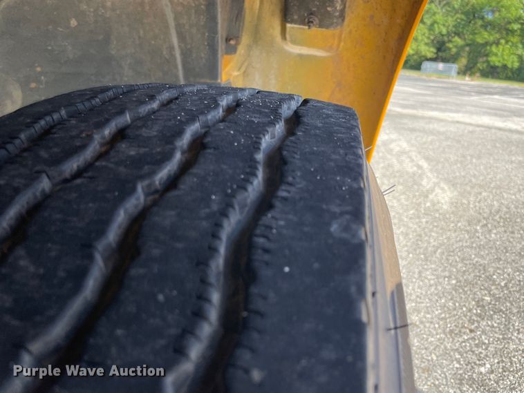 image for item JQ9724 1997 Ford B800  school bus