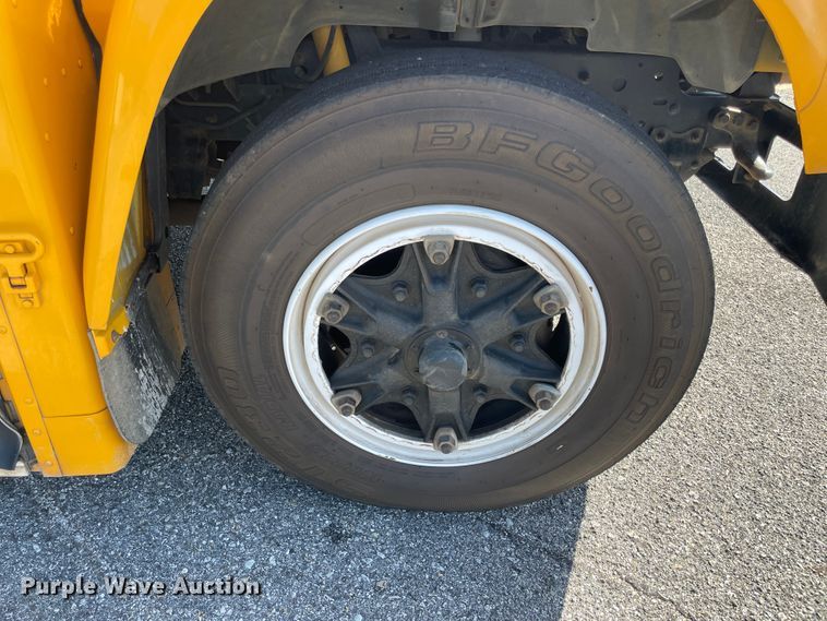 image for item JQ9724 1997 Ford B800  school bus