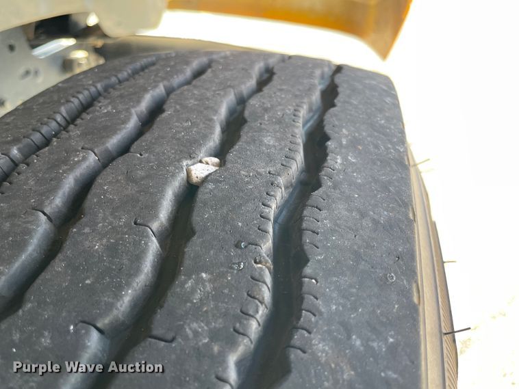 image for item JQ9724 1997 Ford B800  school bus