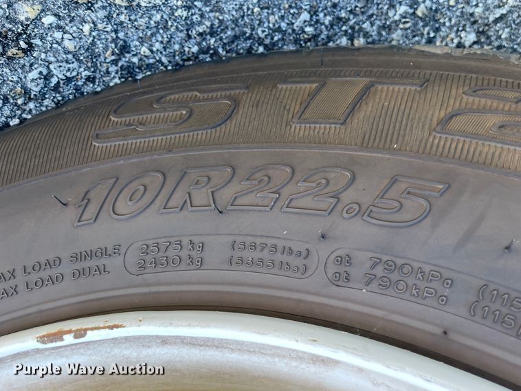 image for item JQ9724 1997 Ford B800  school bus