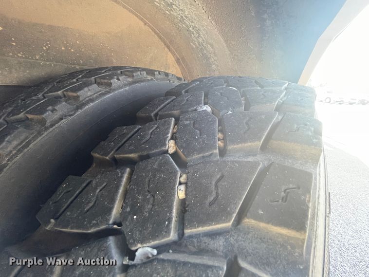 image for item JQ9724 1997 Ford B800  school bus