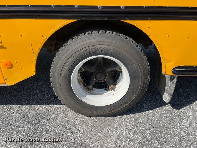 image for item JQ9724 1997 Ford B800  school bus