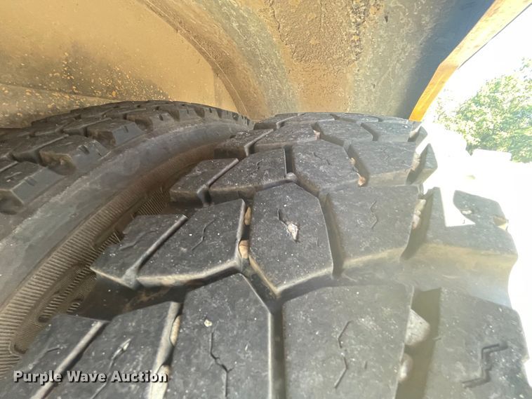 image for item JQ9724 1997 Ford B800  school bus