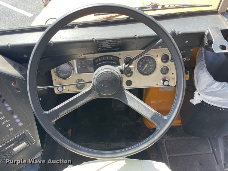 image for item JQ9748 1996 Ford B800  school bus